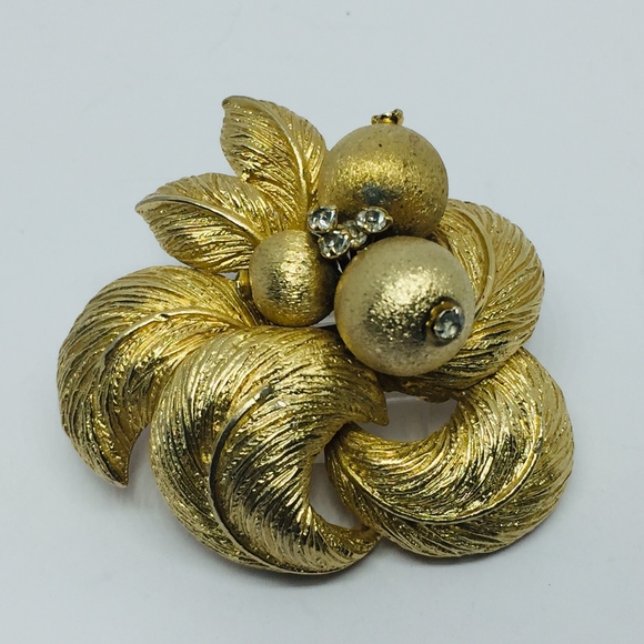 60s CORO Gold-Tone Leaves & Berries Brooch/Pin - Picture 4 of 8